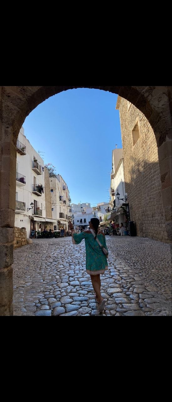 Elena in einer historischen Gasse